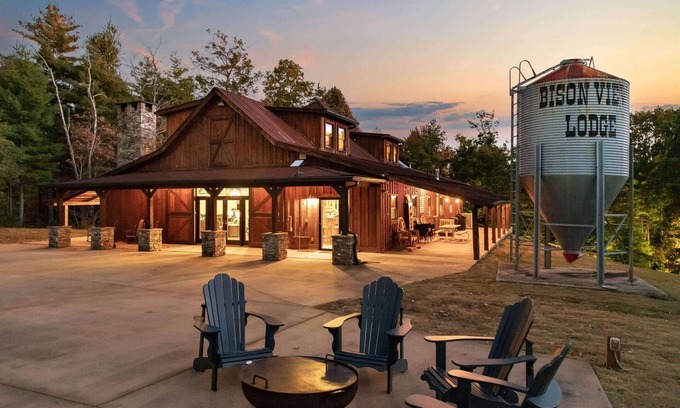 Helen Casa | Barndominium near Helen - Pickleball and More!