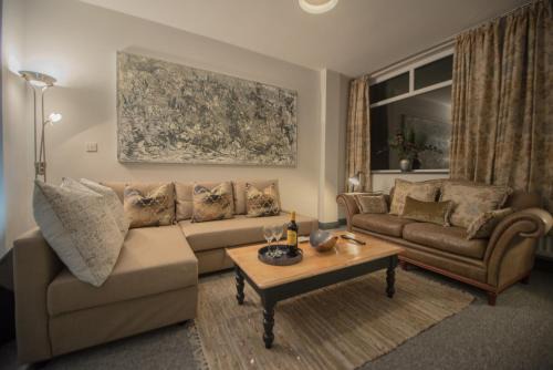 Wirral Casa | Barnston House - Heswall - spacious homely holiday home by Rework Accommodation