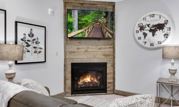 Berlin Apartamento | Barnwood Suite - Main Street Lodge in Berlin
