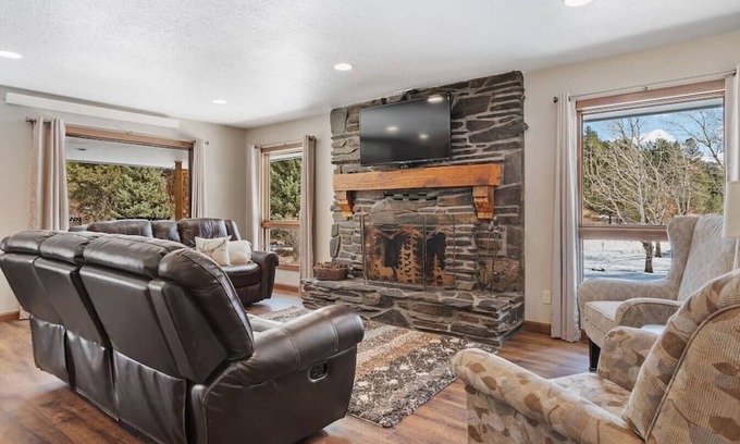 Custer Cabina | Barrel Springs ★ Secluded Stay in a Wonderful Creekside Getaway ★