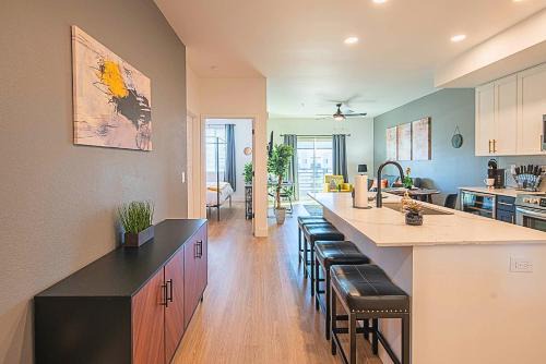 Desert View Village Apartamento | Barrett Jackson-Dine-Golf-Swim-King Bed-Parking S439