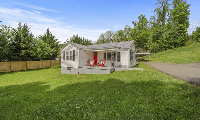Jefferson Casa | Barrett Place, 3BR, 1 Bath, Gem of Jefferson, NC 5 Minutes to West Jefferson