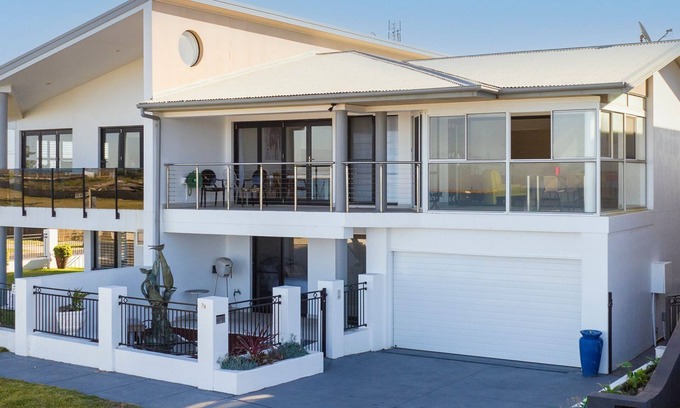 Stockton Casa | Barrie Charm, a beachfront stay in point-blank views across the endless Pacific Ocean