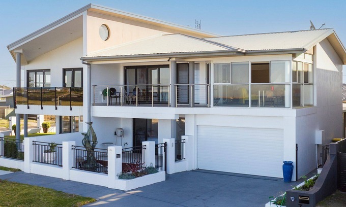 Stockton Casa | Barrie Charm - Beachfront 3-bedroom holiday house with endless Pacific Ocean views.
