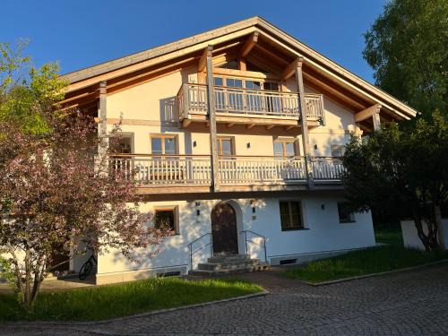 Oberammergau Apartamento | Barrierefreie 3-Zi.-Ferienwohnung mit Gartenzugang in ruhiger, zentrumsnaher Lage