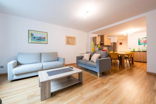 Arinsal Apartamento | Barthe Holidays I Acogedor apartamento en Arinsal 6PAX a pie de pistas I Balcón con vistas y parking I Tintin