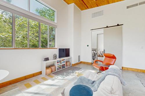 Barton Hills Casa | Barton Hills 1/1 Casita w/full kit/den