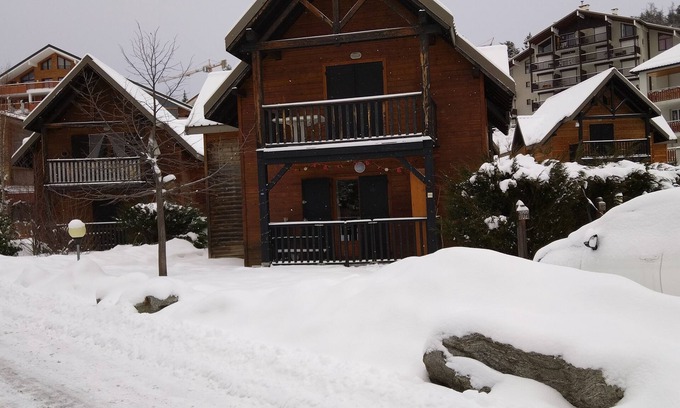 Saint-Etienne-de-Tinee Chalet De Esquí | bas de Chalet Avec Jardinet Devant