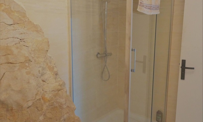 Carnoux-en-Provence Apartamento | Bas de villa near Calanques de Cassis in quiet subdivision