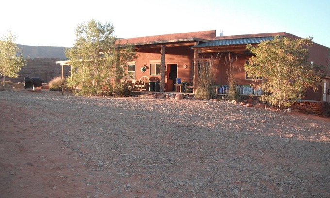 Moab Cabina | Base Camp Adventure Lodge, dos camas gemelas en el porche trasero