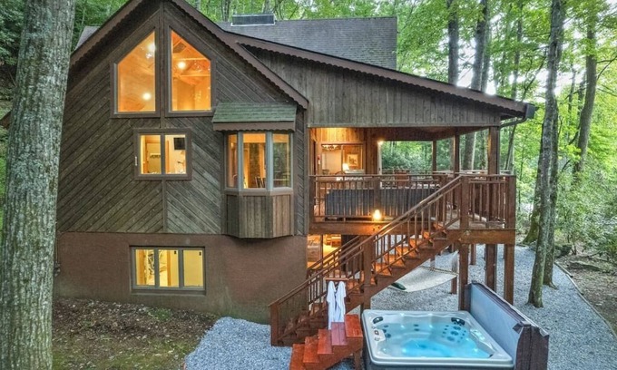 Burnsville Cabina | Basecamp Cabin: RIVER . FISH . HIKE . RELAX