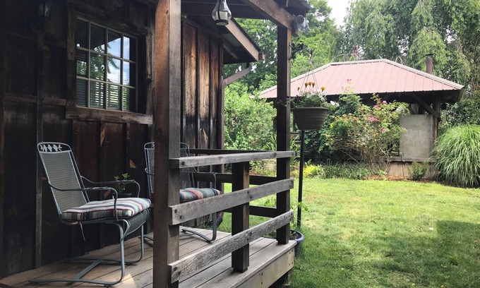 Grottoes Apartamento | "Basecamp"...Cozy, studio apt. Private, quiet community. Near SNP and JMU.