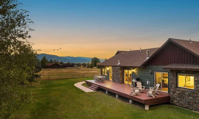 Victor Casa | Family Fun, Fireplace, & Huge Deck
