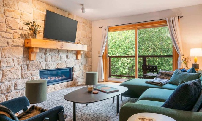 Driggs Condominio | Tranquil Retreat, Hot Tub, Shuttle!