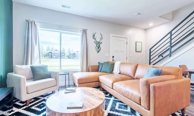 Driggs Condominio | Unique Townhome, 2 Car Garage & AC!