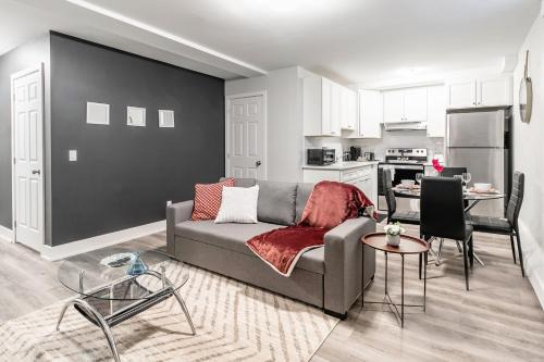 Central Hamilton Apartamento | Basement Condo on James Street North