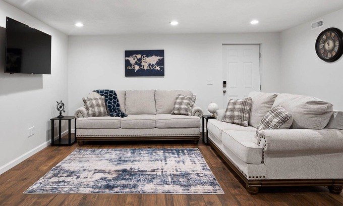 Daybreak Casa | Basement Guest Suite*KING BED*WIFI*WASHER & DRYER