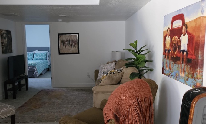 Midvale Apartamento | Basement in Salt Lake City dining and living room accommodation for 3 people