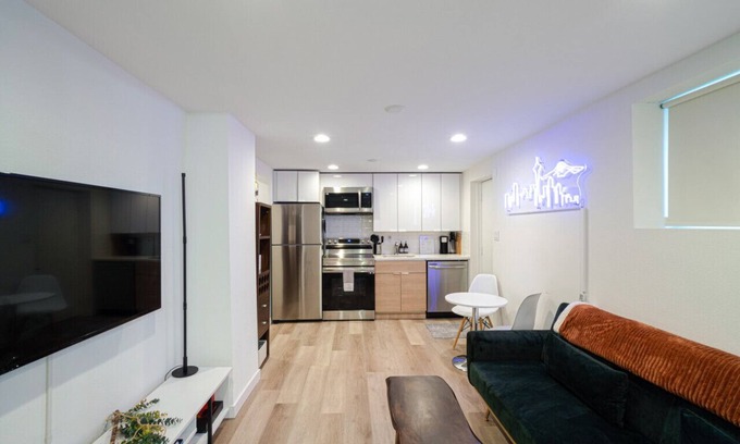 Mann Apartamento | Basement Unit · The NEON Spot - Work station, KING bed