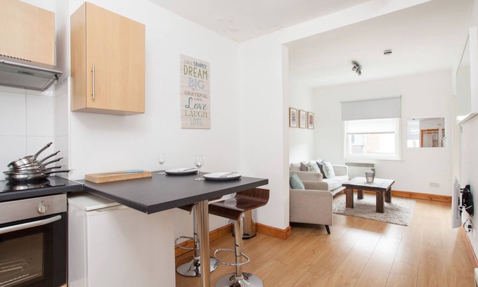 London City Centre Apartamento | Basic Apartment for Two Amazing Location