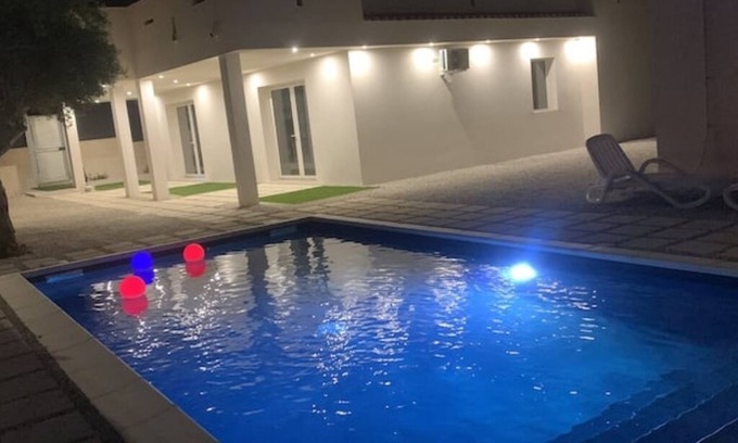 Scoglitti Apartamento | Basil apartment in villa with pool, sea, seaside village Scoglitti