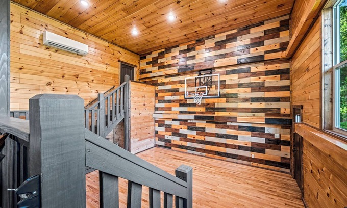 Caton Cabina | Basketball Court Near Dollywood Sleeps 12 Cozy Cabin Pool and Spa