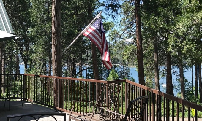 Wishon Cabina | Bass Lake Cabin with Lake View and boat slip