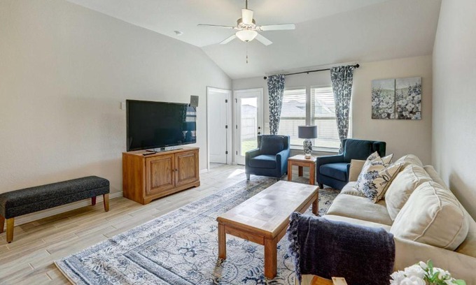 Bastrop Casa | Bastrop Home with Yard, 28 Mi to Austin!