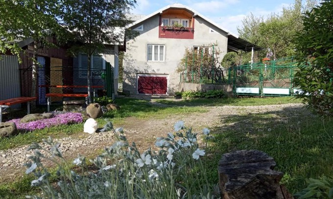 Vyzhnytsya Casa | Bat'kivska Hata