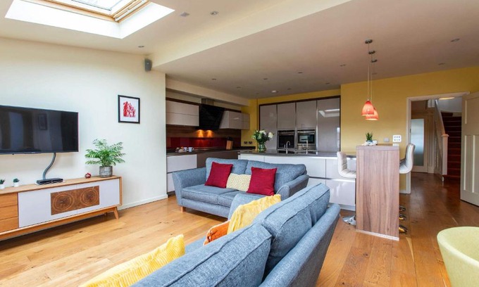 Bath Casa | Bath City Haven with Free Parking