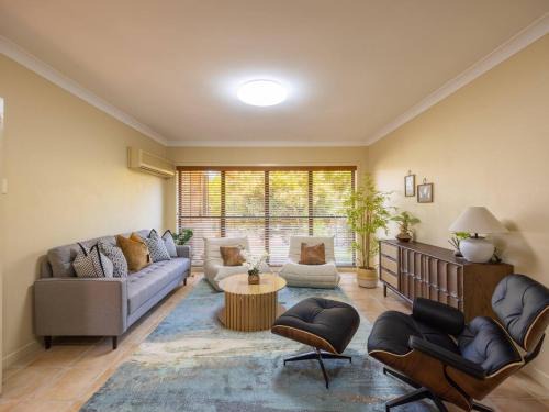 Carindale Casa | Bauhaus Design 5 Bedrooms Home at Carindale