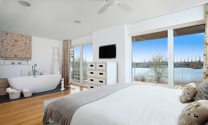 Cirencester Villa | Lakeside property with access into Spa on a nature reserve, Bauhinia House (HM73)