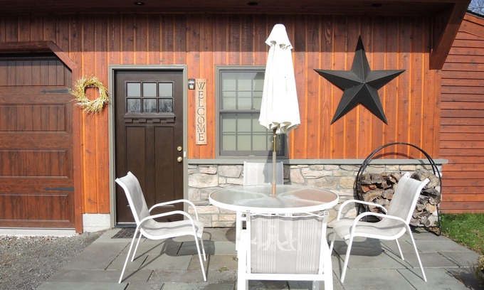 Cooperstown - Otsego Lake Apartamento | Bavarian Farm Hops View - Upscale apartment w/ hot tub