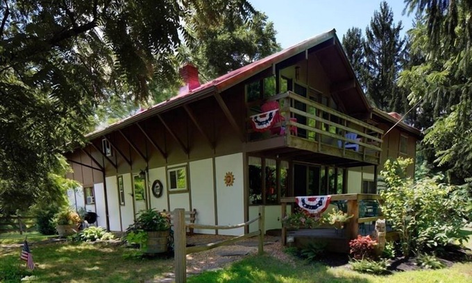 Hedgesville Otro | Baviera Estilo Country Home en 120 hectáreas de campos y bosques