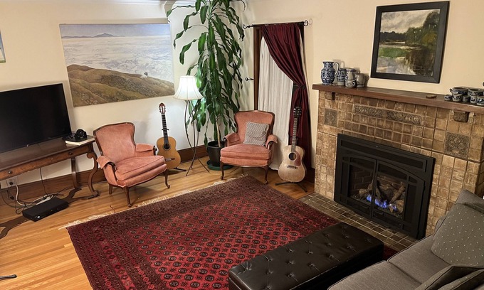 Berkeley Casa | Bay Area Treasure! Quiet, large home near dining, shop; 30 min to San Francisco