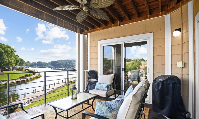 Cornelius Condominio | Bay Breeze by SoCharm | Luxurious Waterfront Condo