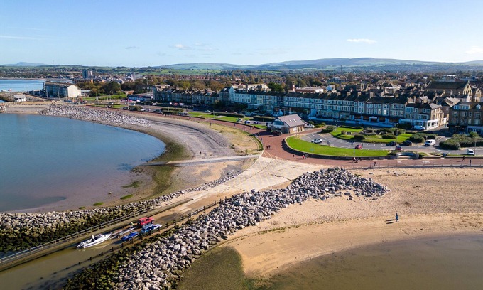 Morecambe Casa | Bay Cottage Morecambe Beach 4 Berth 2 Bedrooms