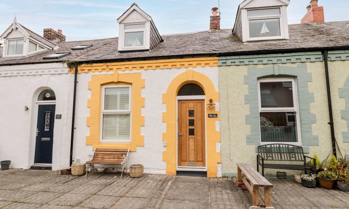 Cullercoats Cabaña | BAY COTTAGE, pet friendly, country holiday cottage in Cullercoats