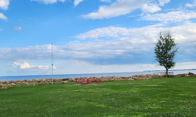 Oconto Casa | Just 30 minutes to Green Bay for NFL Draft! Bay front property. Family friendly!