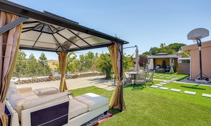 Hercules Casa | Bay & Hill Views: Modern Hercules Home