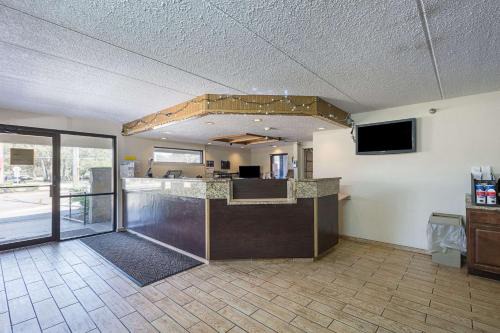 Bearss Plaza Hotel | Bay Inn On Busch