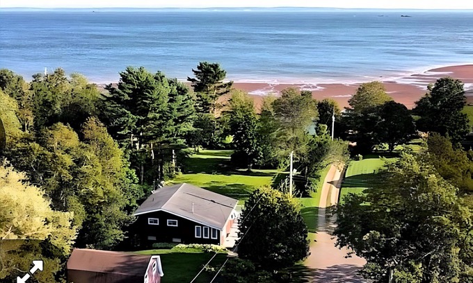Lower Economy Casa | Colores de otoño y la playa en Cliffs of Fundy Geopark