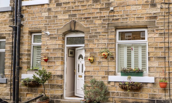 Marsden Cabaña | BAY TREE COTTAGE, pet friendly, with open fire in Marsden