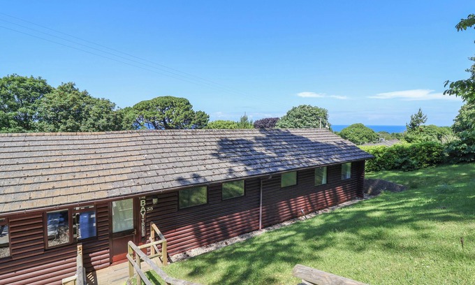 Watermouth Cabaña | BAY TREE LODGE 35, pet friendly, with hot tub in Berrynarbor