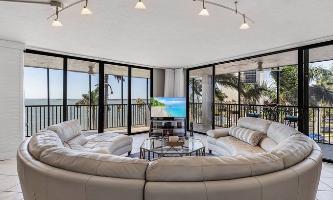 Punta Rassa Condominio | Bay View 337: Stunnning Waterview condo in Bay View Tower