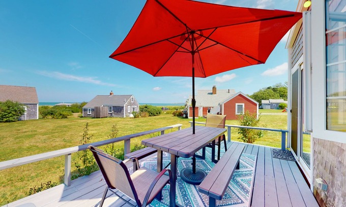 Barnstable Cabaña | Bahía vista cabaña w / cubierta, parrilla de gas y gran vista - pasos a la playa privada!