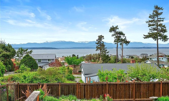 Coupeville Casa | Bay View Gem with Fast WiFi, Deck, Enclosed Yard, & Dogs OK