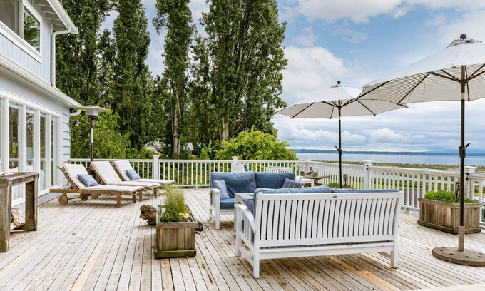 Clinton Casa | Bay View Home Overlooking Puget Sound with Great Decks, WiFi & Easy Beach Access