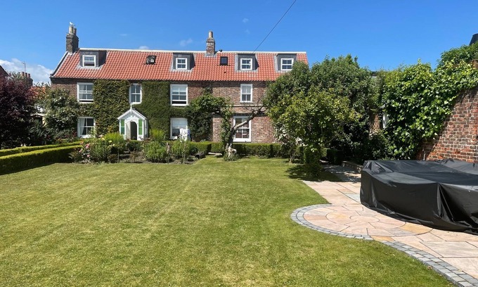 Sewerby Casa | Bay View House, Luxury Coastal Retreat, Sea Views , Hot Tub and Private Parking