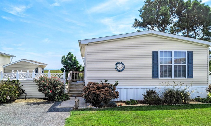Assateague Pointe Casa | Bay-view manufactured retreat 2 pools, basketball & volleyball courts